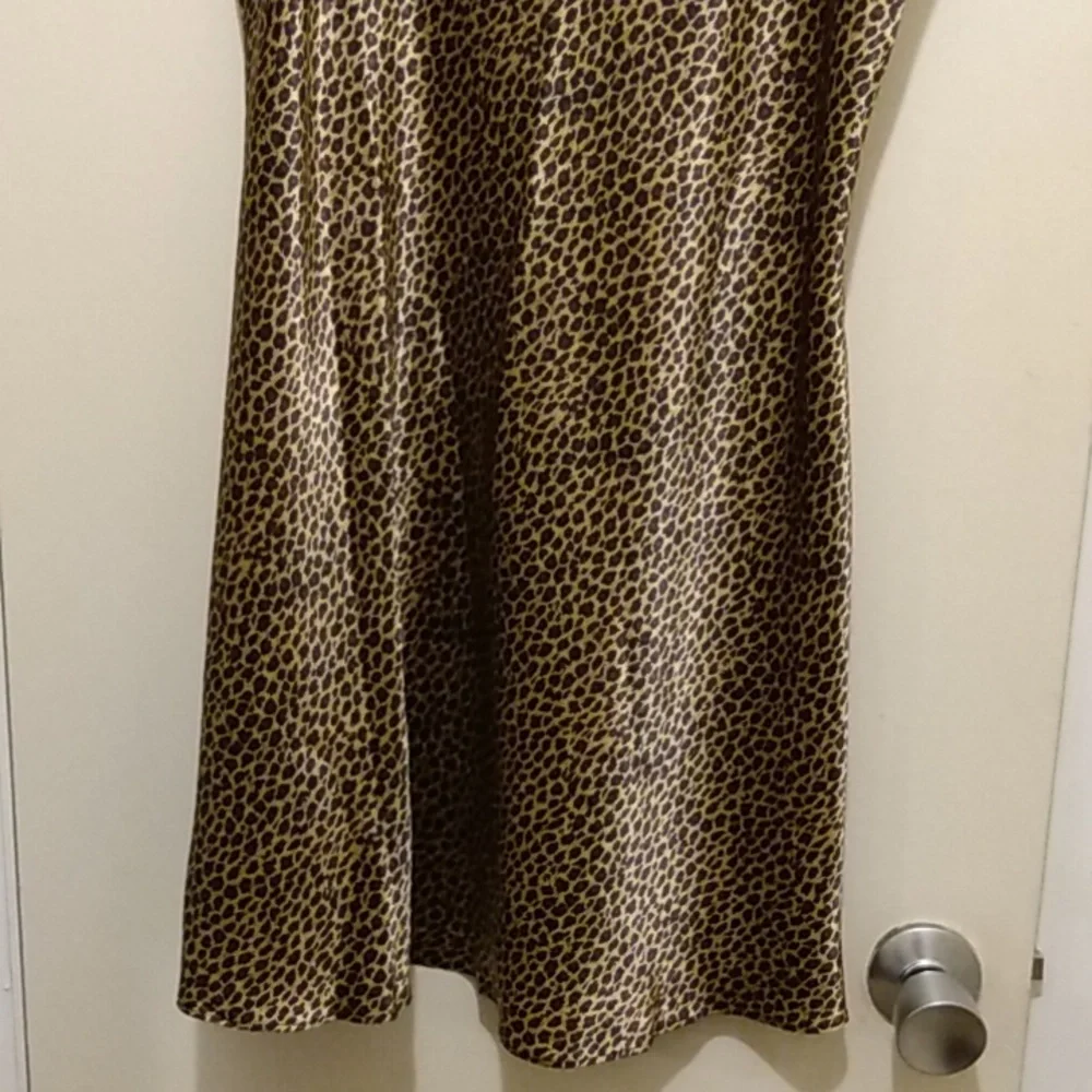 Ladies Medium loose fitting Tiger Print  Nightdress. NWOT
